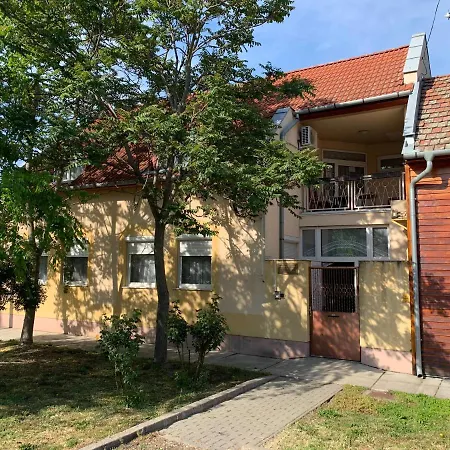 Bed & Breakfast Aranykalasz Panzio *