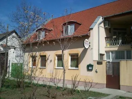 Bed & Breakfast Aranykalasz Panzio *